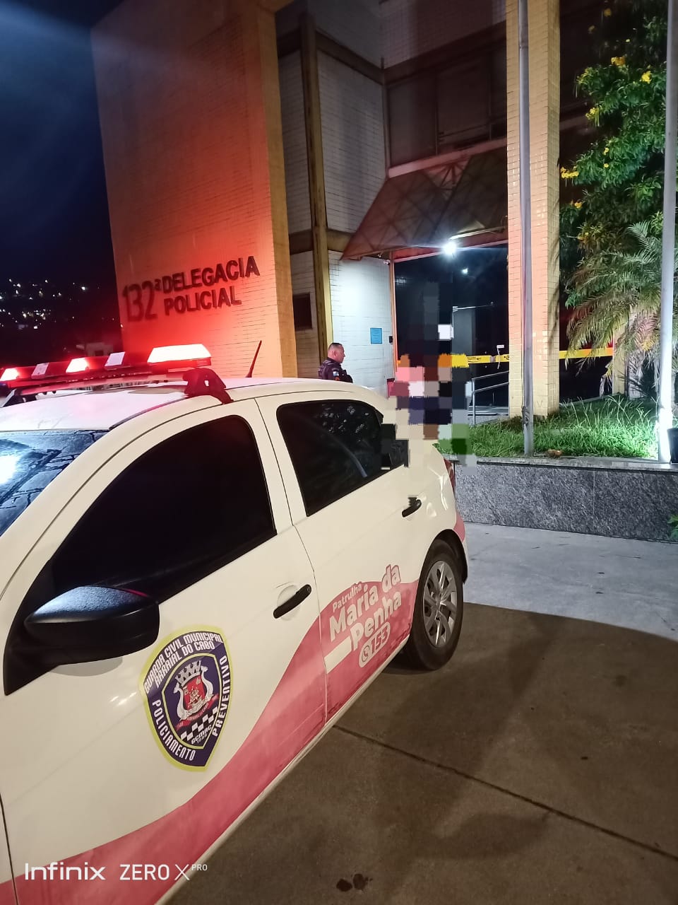 Agressor se esconde no banheiro para não ser preso em Arraial do Cabo