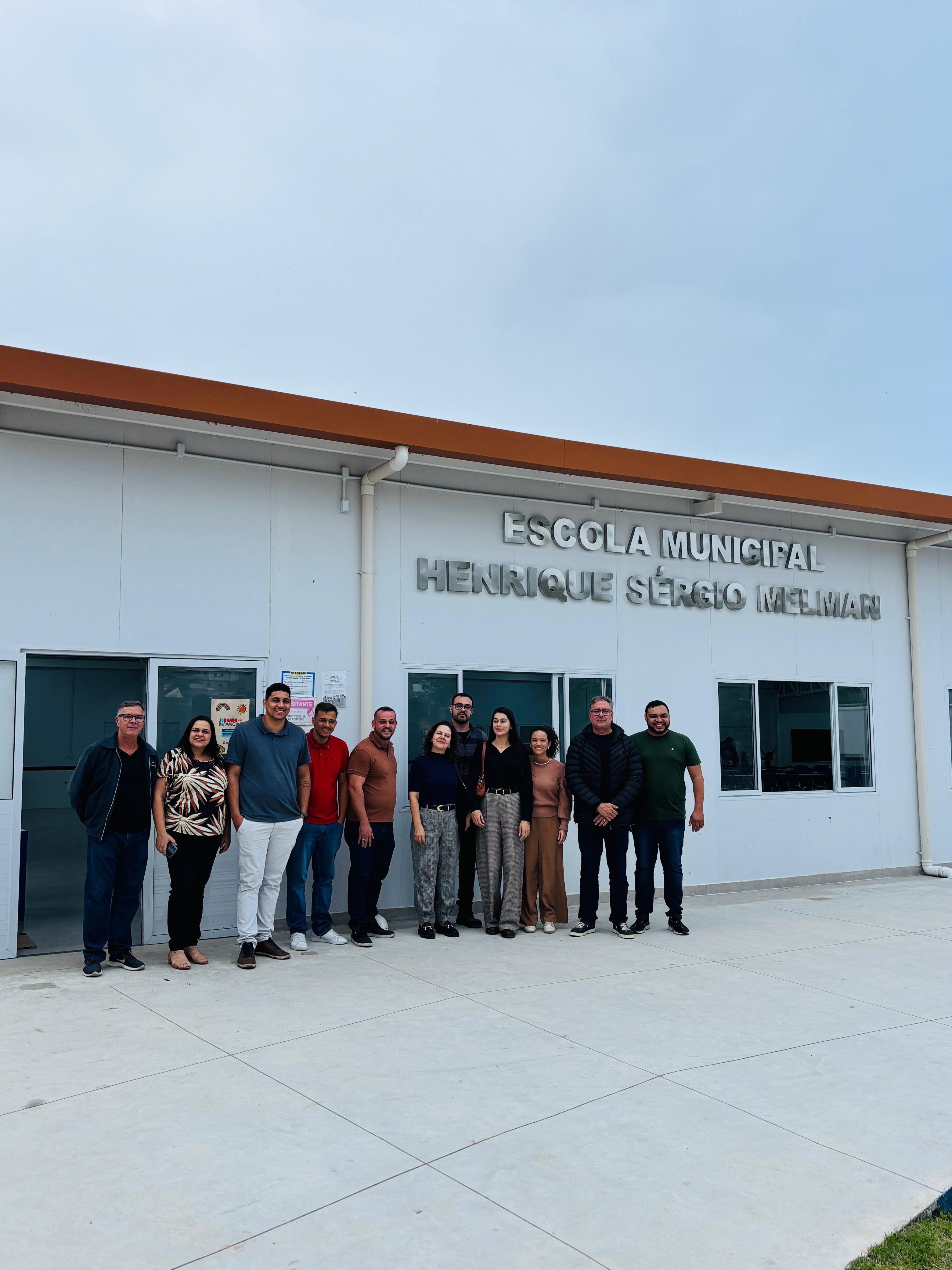 Delegação de São Gotardo (MG) visita escola de Arraial do Cabo para conhecer modelo de construção modular