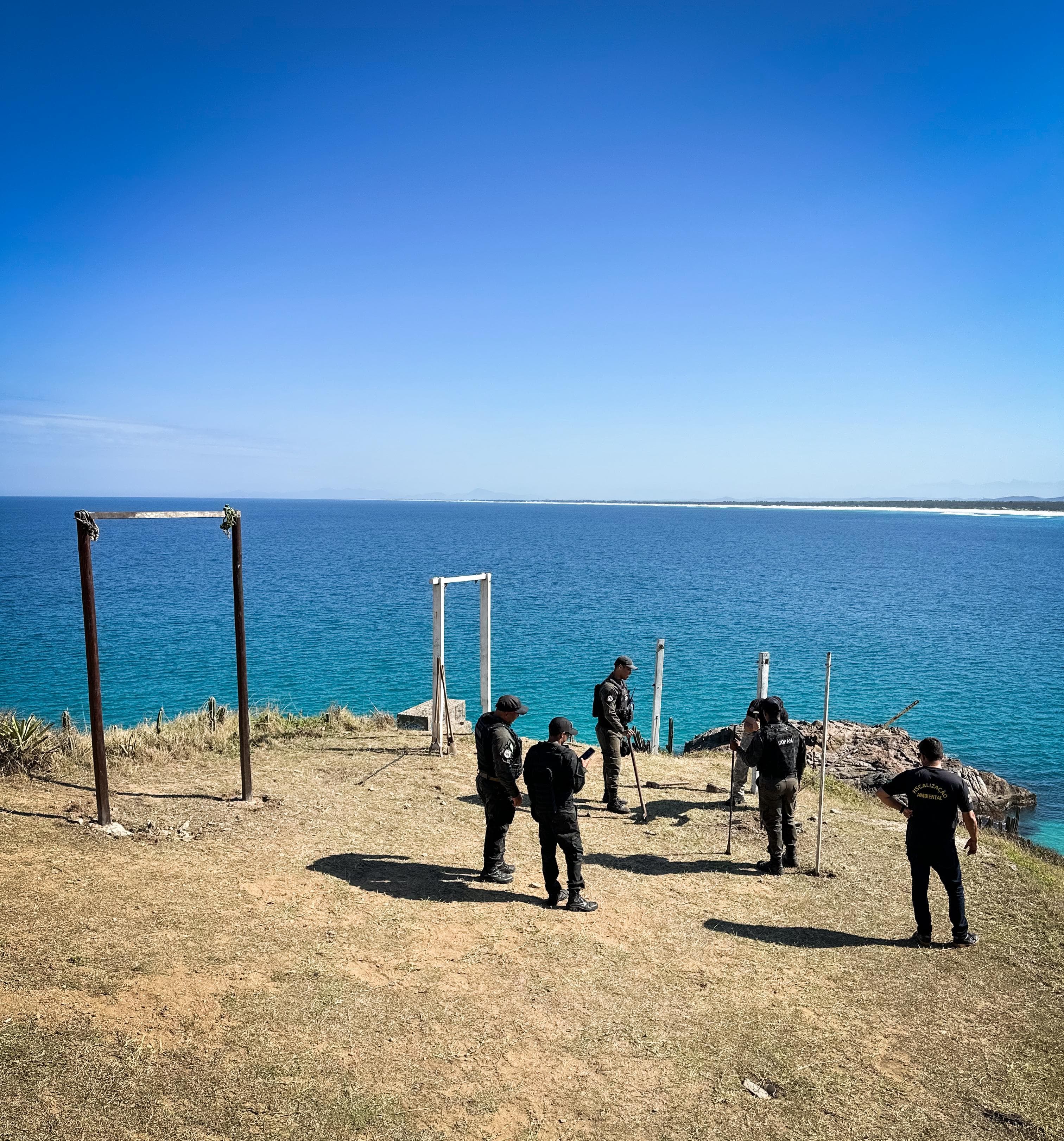 Fiscalização remove estruturas irregulares em área de preservação na Praia Grande, em Arraial do Cabo