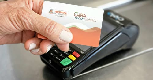 Arraial do Cabo inicia entrega dos cartões do Gira Renda Cabista para novos beneficiários
