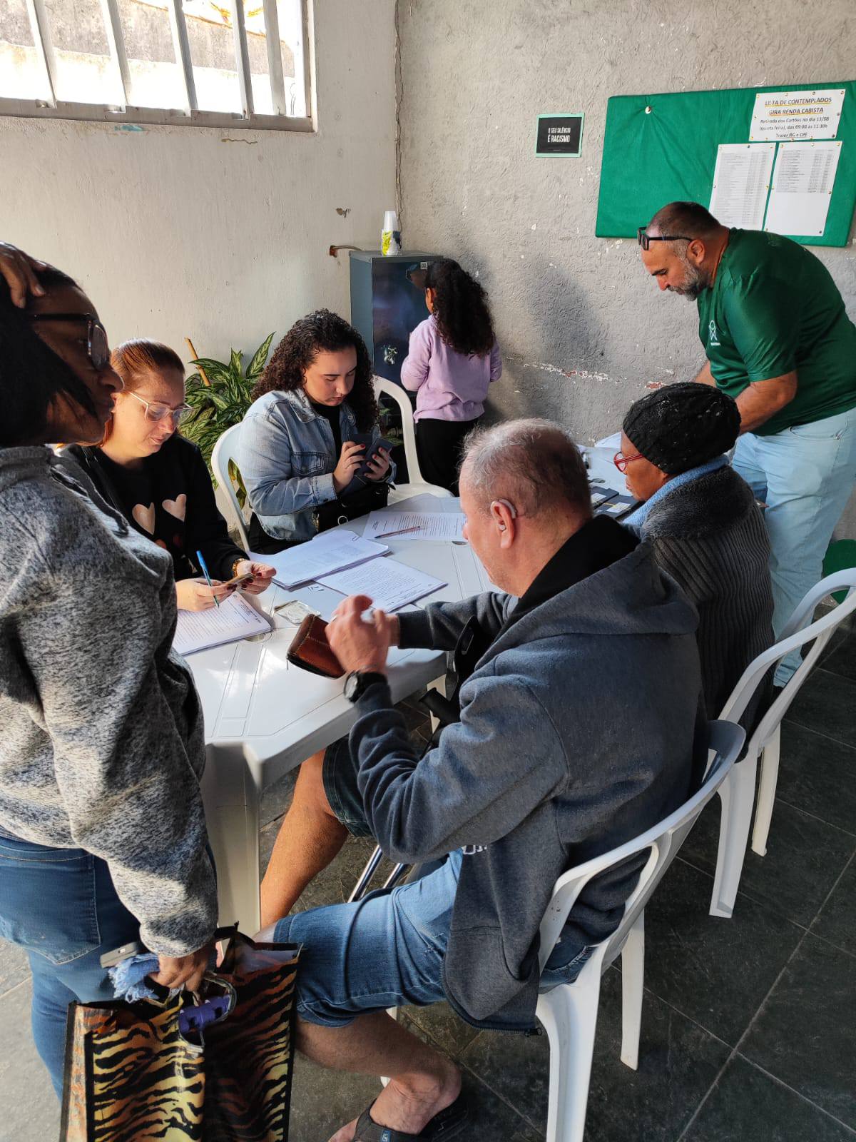 Entrega de cartões do Programa Gira Renda Cabista chega ao distrito de Figueira