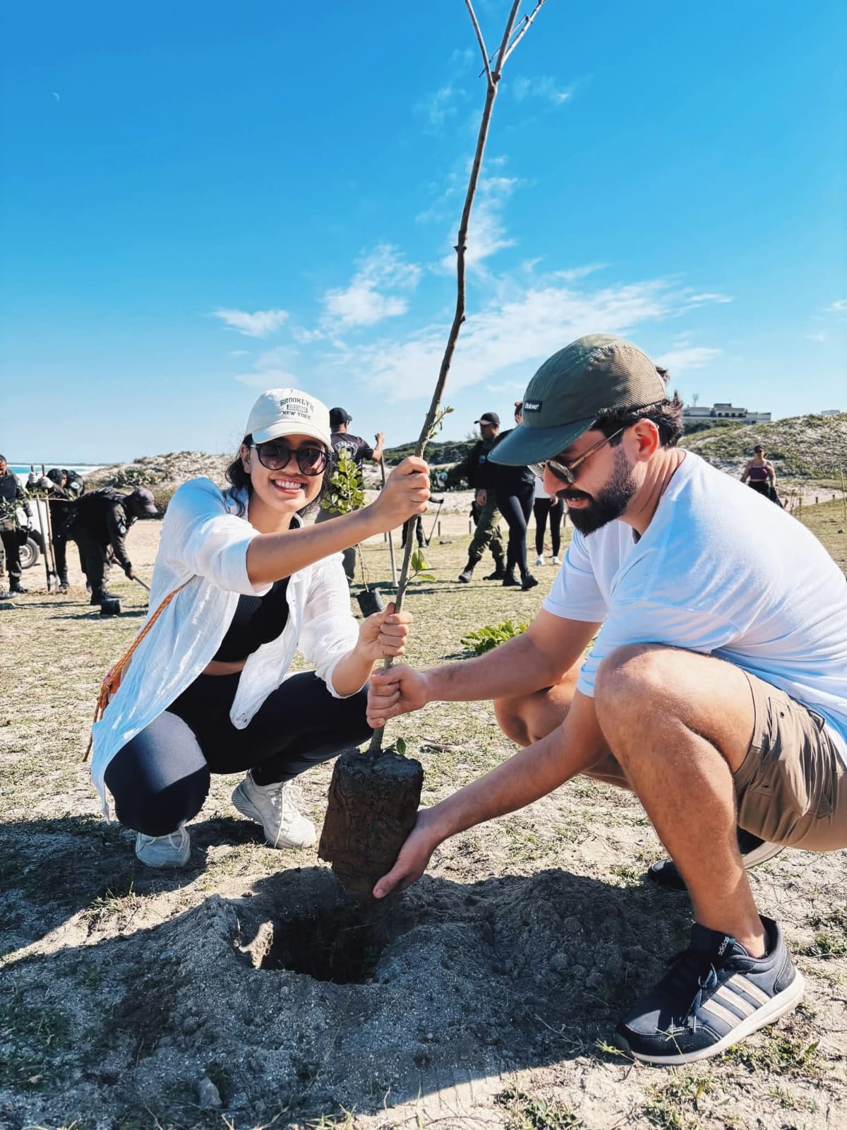 Arraial do Cabo promove plantio de mais de 150 mudas nativas na Praia Grande nesta quarta (12)